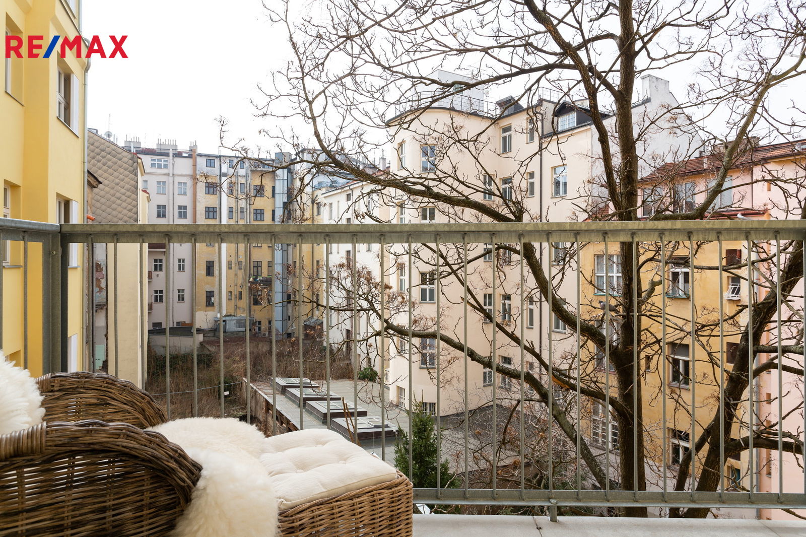K pronájmu nový, krásný a světlý byt 1+kk s balkónem v čerstvě zrekonstruovaném domě na Vinohradech