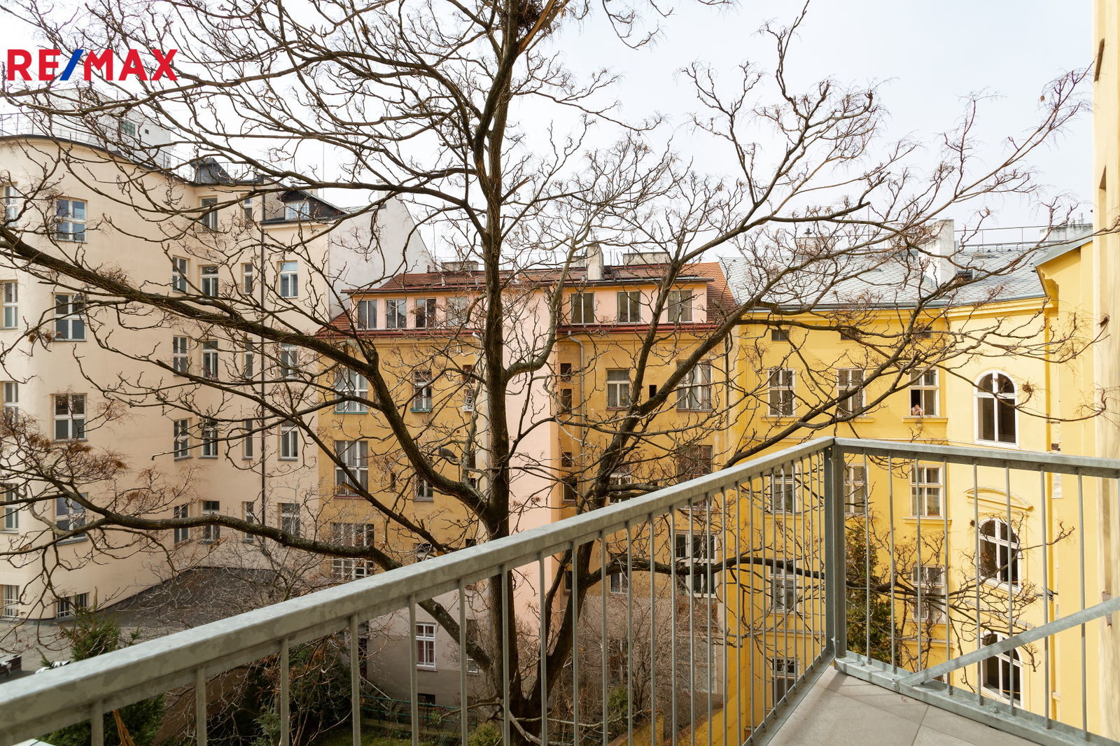 K pronájmu nový, krásný a světlý byt 1+kk s balkónem v čerstvě zrekonstruovaném domě na Vinohradech