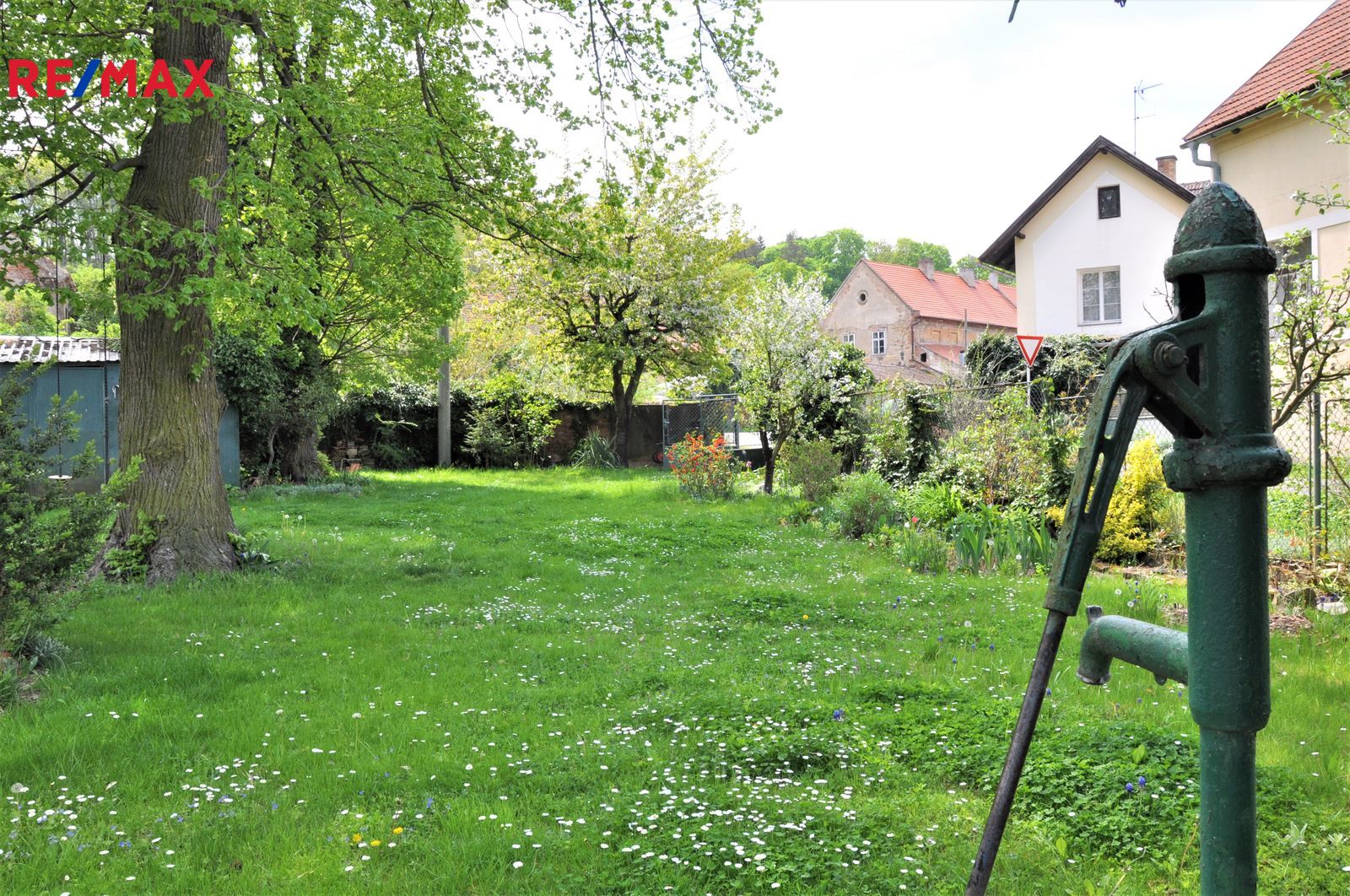 Prodej chalupy – obytného domu 5+1 (170 m²) se zahradou (826 m²)  v Dolanech nad Vltavou – Debrno