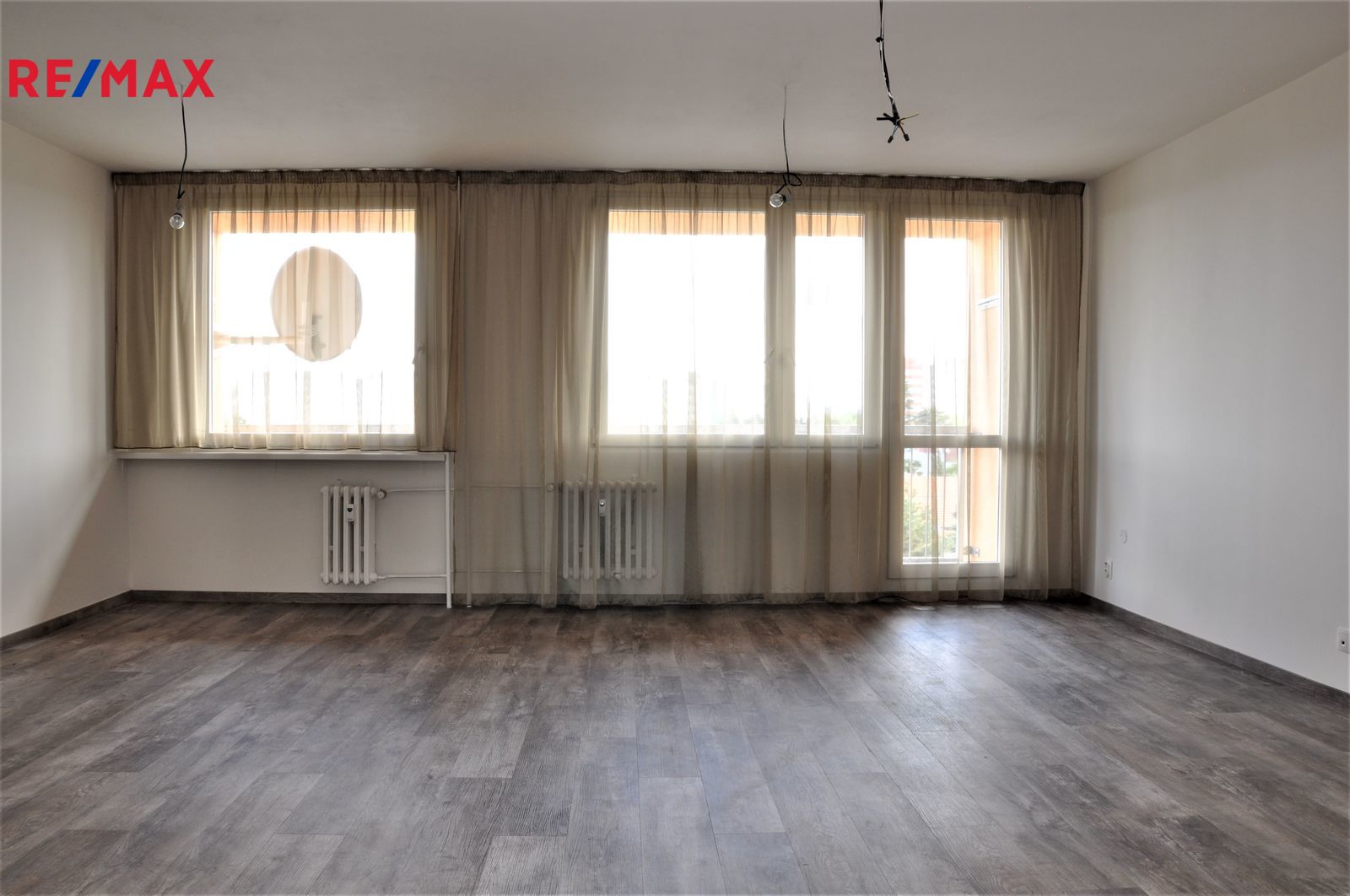 Pronájem nově zrekonstruovaného bytu 3kk (81 m²) s lodžií (7m²) v Praze Horních Měcholupech