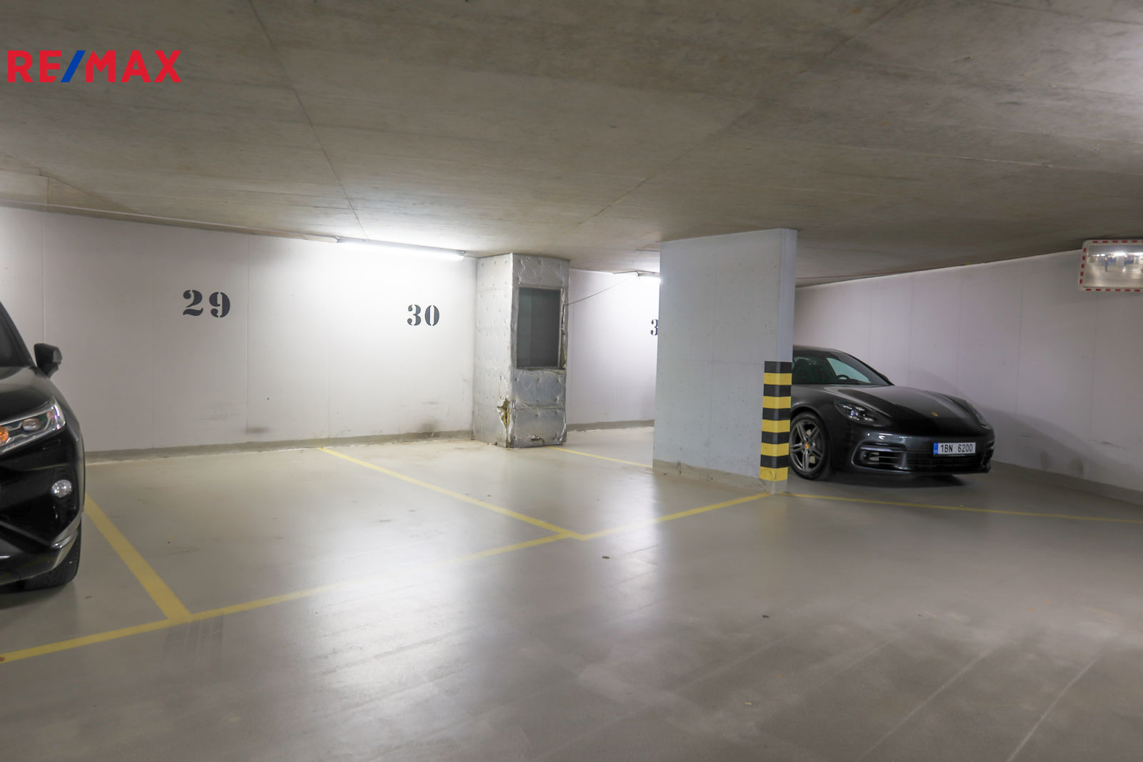 Pronájem garážového stání 11 m², Podolí