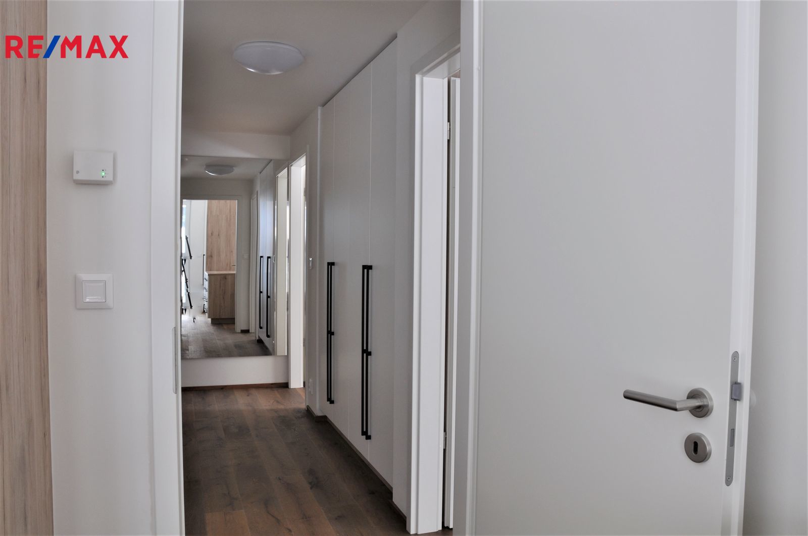 Pronájem zařízeného bytu 3kk 65m² v novostavbě s lodžií 5m², sklepem a garáží v Praze 9 – Strašicích
