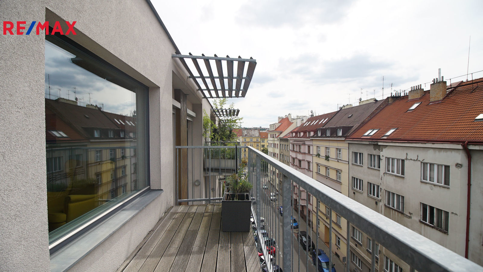 Prodej mezonetového bytu 3+kk 71m² s balkonem, terasou 17 m² a parkovacím stáním v Praze – Libni