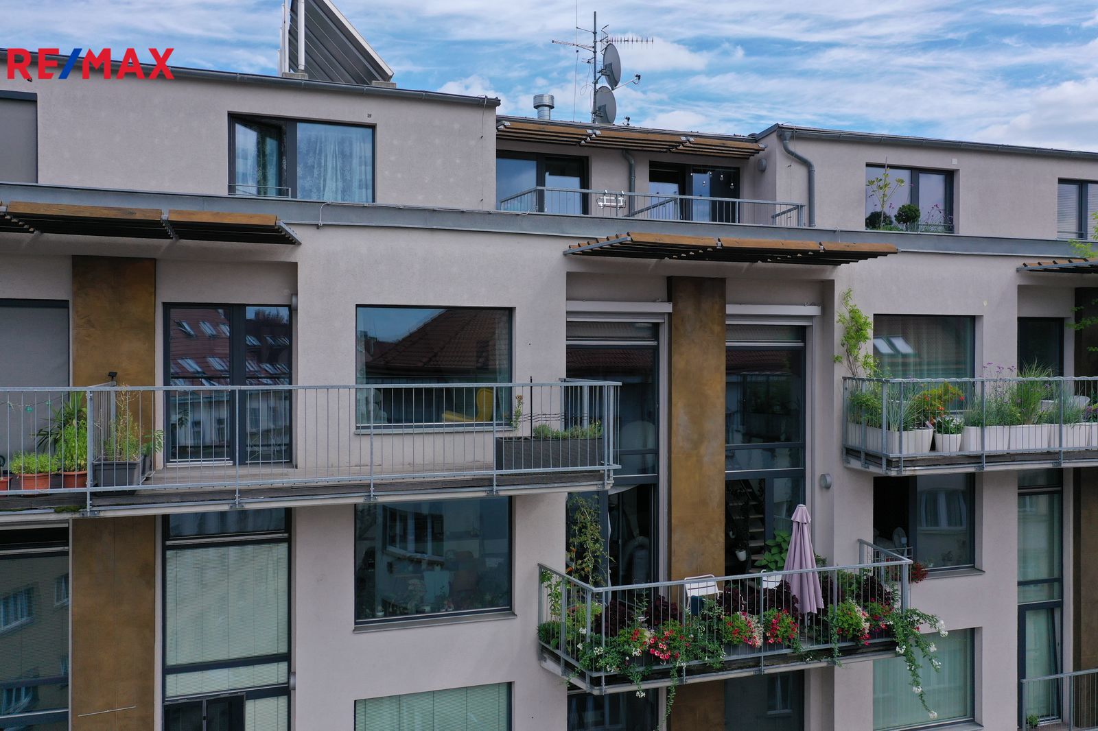 Prodej mezonetového bytu 3+kk 71m² s balkonem, terasou 17 m² a parkovacím stáním v Praze – Libni