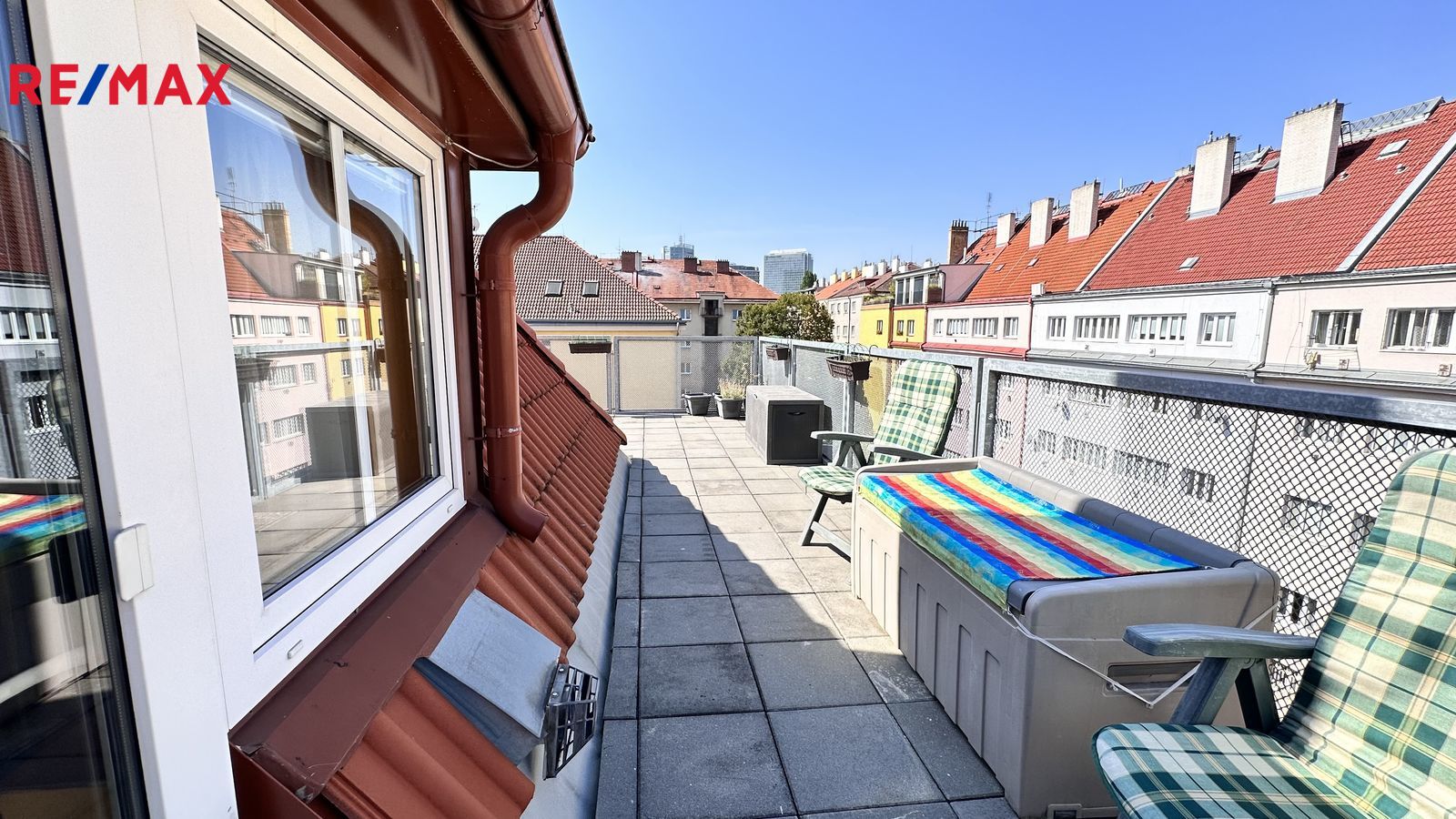 Prodej podkrovního bytu 28 m² s terasou 46 m² a sklepem v Praze 4, Nusle