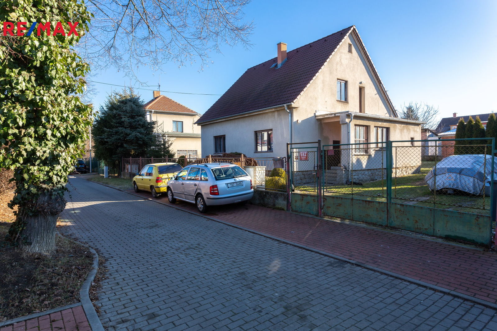 Prodej rodinného domu v žádané lokalitě Prahy Šeberov, 5+kk,198 m2 s pozemkem o 697m2